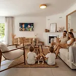 Vacation I Jazmines, 4bdr, Private Pool & Bbq, Golf Valley, Walking Distance To Puerto Banus, High-end Restaurants 빌라